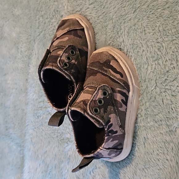 Toms Toddler Camo Canvas shoes size 4 - Picture 3 of 5
